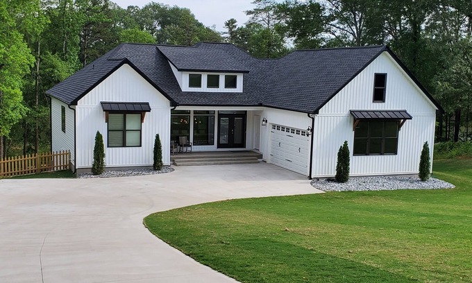 Greer Casa | Stunning, Designer 6 Bdrm Lake House, Relaxing Retreat, 15 Min from GSP!