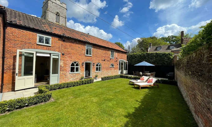 Banningham Casa | Stunning, dog friendly 3 bedroom/3 bathroom cottage close to beaches & short stroll to pub