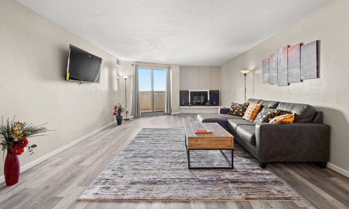 Hampden South Condominio | Stunning DTC Condo: Mountain Views, Pool, Parking!
