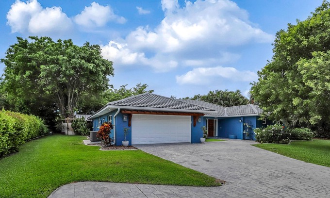 Cypress Lakes Estates Casa | Stunning escape with private saltwater pool, Peloton bike & central AC