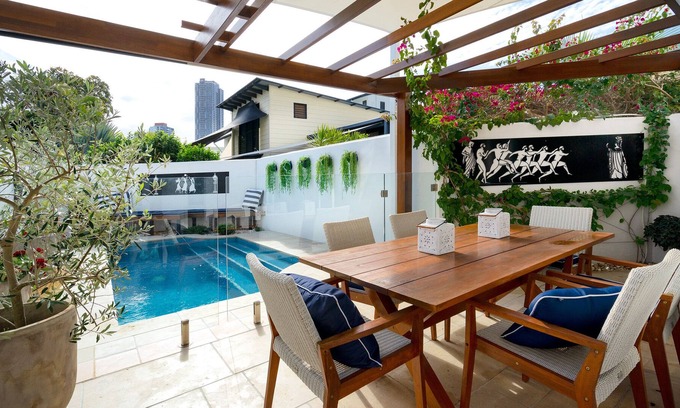 Main Beach Villa | Stunning, Exclusive, large 3 Bedroom & 3 Bathroom with private pool near beach
