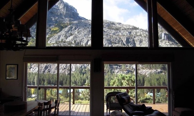 June Lake Casa | Impresionante chalet familiar - Vistas increíbles a la cascada - Mesa de billar apta para perros