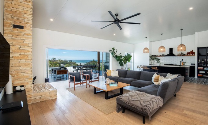 Emerald Beach Casa | Stunning Family Home, Warm Winter Days and Cosy Log Fire – Emerald Views ⛱️