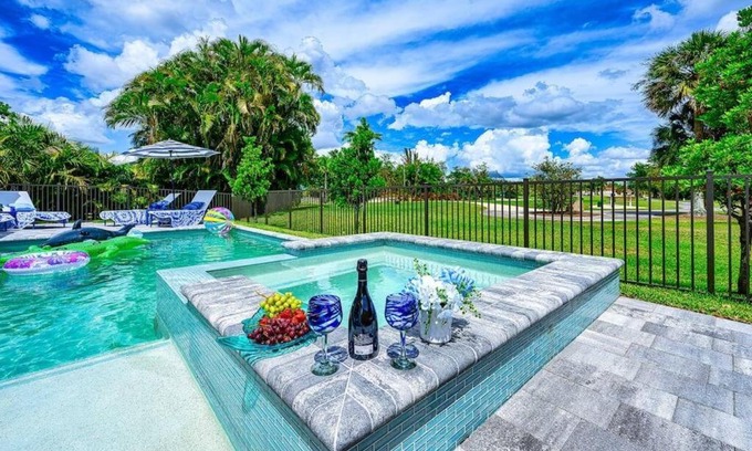 Central Naples Casa | Stunning Family Home Pool & Spa
