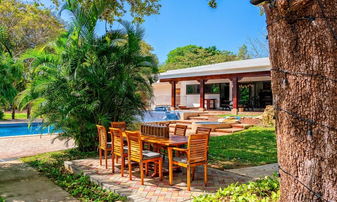 Bagaces Otro | Stunning Farmhouse, Private Pool, 7 BR, 8 BTH, Amazing fruit gardens, parking