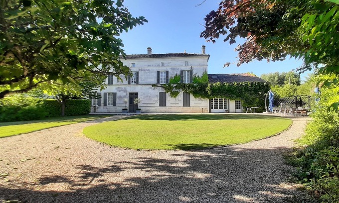 Criteuil-la-Magdeleine Casa | Impresionante casa del siglo XVIII ubicada en jardines orientados al sur con piscina privada