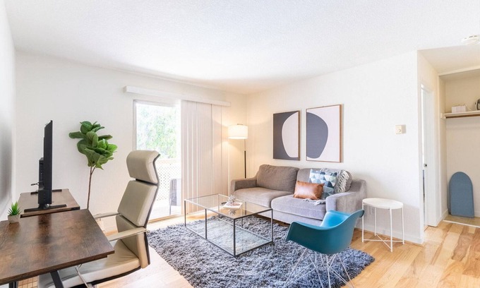 Fremont Apartamento | Stunning Fremont 1BR w/ Balcony & W/D, nr Stores & Park, by Blueground