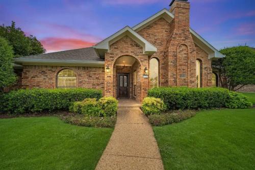 Far North Dallas Casa | Stunning Gables House Basketball Court