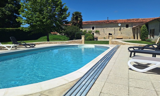 Mons Casa | Impresionante casa rural con piscina compartida, Nr Matha y Cognac (planta baja también disponible)