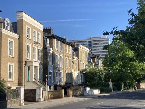 Southwark Apartamento | STUNNING GROUND FLOOR GARDEN APARTMENT - Entire Apartment, Centrally Located, With Free Off Road Parking By Flat & Wiffi, Beautifully Secluded, 3 mins From All Amenities