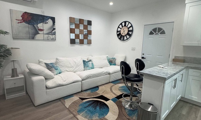 Canoga Park Casa | Stunning guest house in West Hills, California with 1 bedroom & 1 bathroom