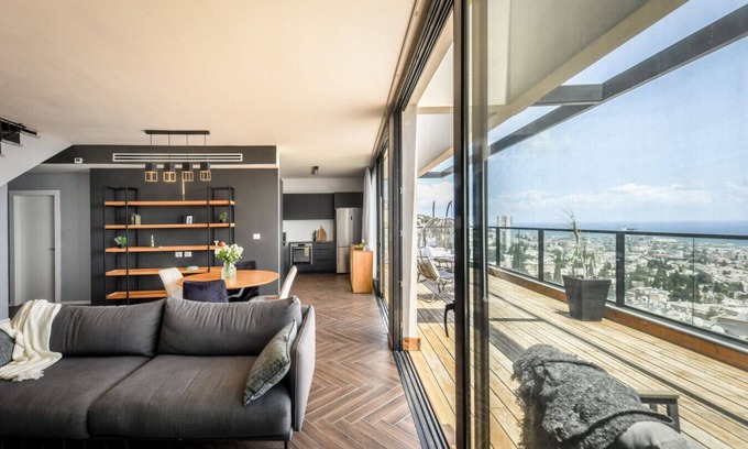 Haifa Apartamento | Stunning Haifa Bay Views Penthouse by Sea N' Rent