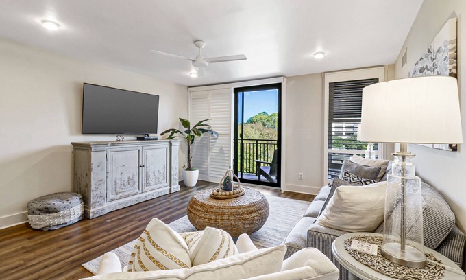 Harbour Town Condominio | Stunning Harbour Town Penthouse Flat in Sea Pines, Spectacular Location!