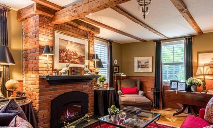 Historic Old Town Casa | Stunning Historic 3 Bedroom, 3 Bath Butler House in Old Town Niagara-on-the-Lake