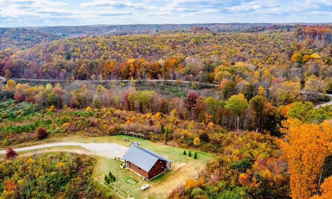 New Plymouth Cabina | Stunning Hocking Hills Views, Huge Skies ~ Sauna, Pet Friendly, Hot Tub, WiFi