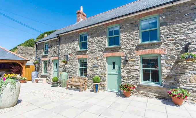 Tan-y-groes Casa | Stunning holiday cottage situated on the edge of the sea