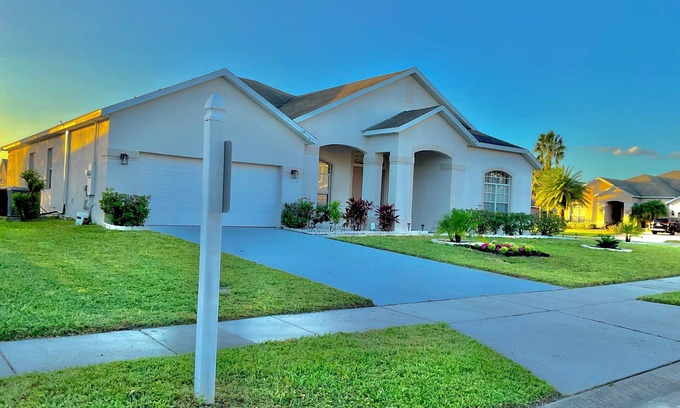 Kissimmee Villa | Stunning Home. Enjoy 4 bedrs & 3 baths. Prime location close to all Disney Parks