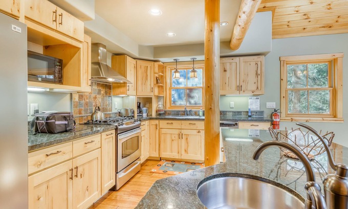 Serene Lakes Casa | Stunning home in quiet neighborhood with 2 gas stoves