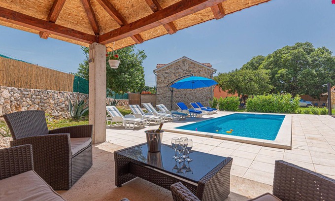 Drnis Casa | Impresionante casa en Siritovci con.