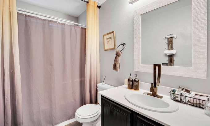 Enterprise Cama Y Desayuno | Stunning Home w/Backyard Oasis with Pool, 10 min from Las Vegas Strip