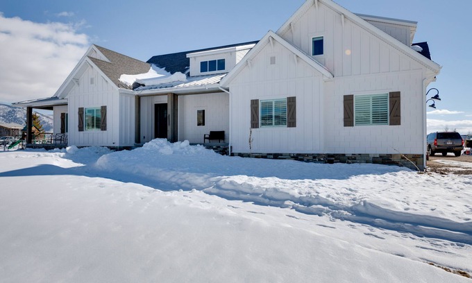 Oakley Casa | Stunning Home w/ Hot Tub ~ 15 Mi to Park City!