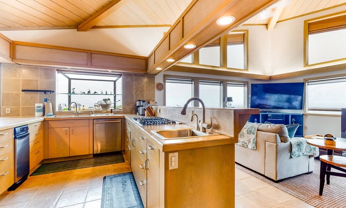 Sereno del Mar Casa | Stunning Home w/Panoramic Ocean Views, Private Hot Tub, Free WiFi, Large Deck