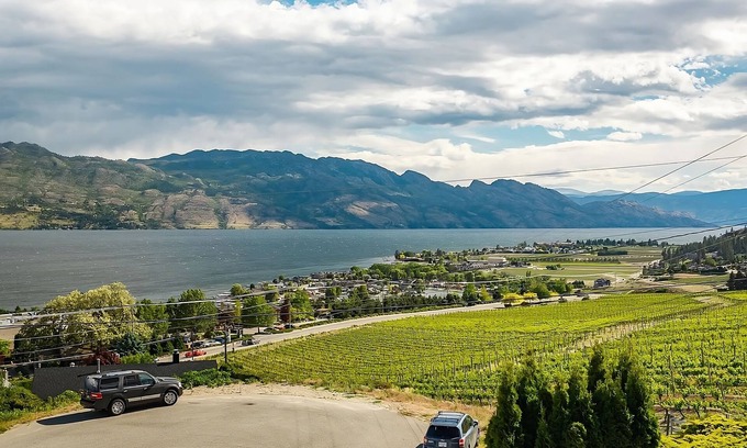 Central Okanagan Casa | Stunning Home with a 180° view of the Lake + Hot Tub + Firepit + Pool Table