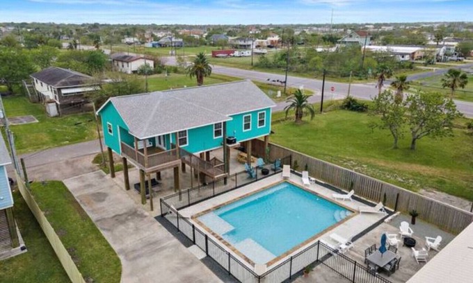 San Leon Casa | Stunning Home with Expansive Pool & Game Room