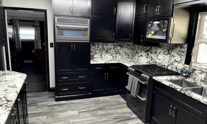 New Lisbon Casa | Stunning home with in ground pool, hot tub, bocce court, gourmet granite kitchen
