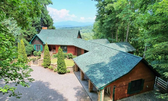 Young Harris Casa | Stunning Home with Lake and endless Mountains Views