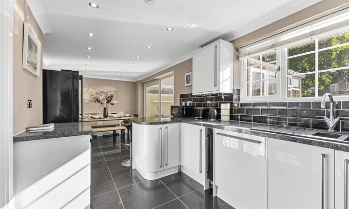 Bracknell Casa | Stunning House in Bracknell - Garden - Games room