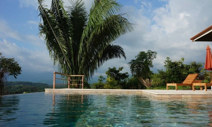 Quepos Casa | ¡Impresionante piscina infinita con vistas al océano y a la montaña para que disfrutes!