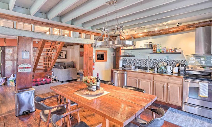 Jefferson Casa | Stunning Jefferson Retreat w/ Fire Pit