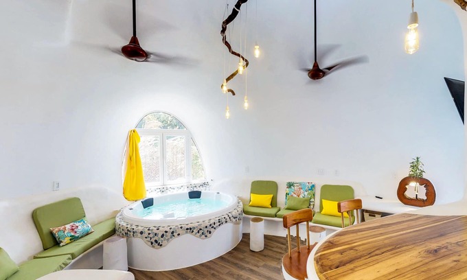 Cocoplum Villa | Impresionante villa frente al mar con comodidades de primer nivel, piscina compartida y más.