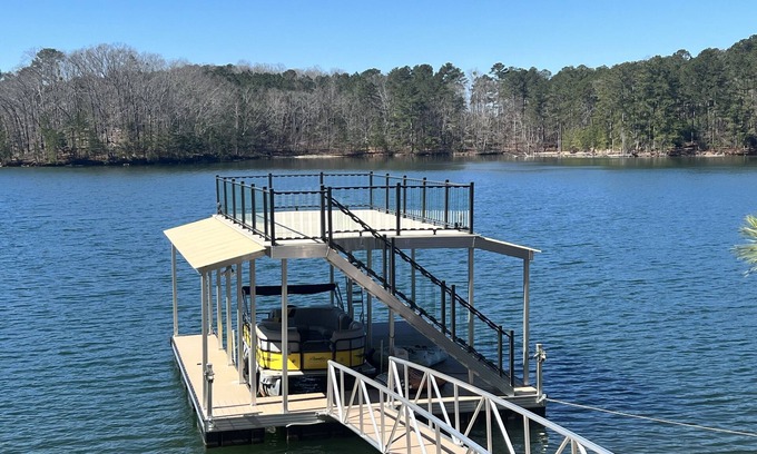 Flowery Branch Chalet De Esquí | Stunning Lake Chalet close to Margaritaville & Aqualand