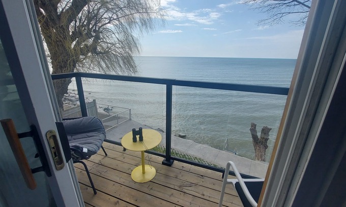Hamilton Cabaña | Stunning lake house on Lake Erie with hottub and magnificent views.