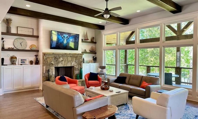 Lavonia Casa | Stunning Lake House w/ Hot Tub & Dock