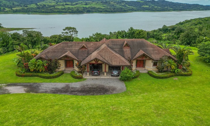 Tronadora Casa | Stunning Lake View Home with a Hot tub, WIFI, & Dog Friendly