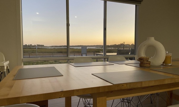 Alexandrina Casa | Stunning lake views, entertainer’s deck, fire pit, kids toys & books