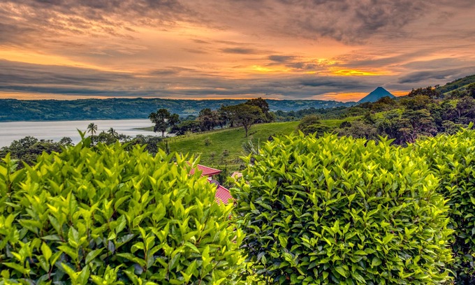 Tronadora Casa | Stunning Lake, Volcano, Mountainside Vistas, with chef's kitchen