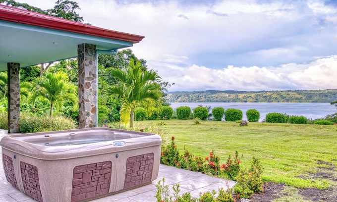 Tronadora Casa | Stunning Lake & Volcano Views - HOT TUB!