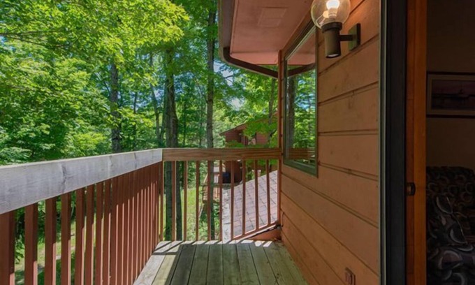 Baileys Harbor Condominio | Stunning Lakefront 2BR Condo: Indoor Pool, Sauna, & Fireplace