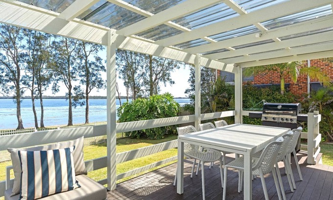 Budgewoi Apartamento | Stunning Lakefront Home with Bonus Studio