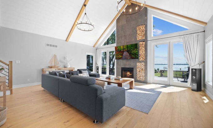 Bass Lake Casa | Stunning Lakefront Home - Kayaks/Bikes/Pier+More