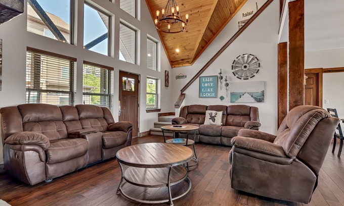Indian Point Cabaña | Stunning Lakefront Lodge on Indian Point! 7 BR, 6BA! Boat Silp Included