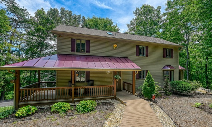 Livingston Casa | Stunning lakefront house with view, Free Wifi and secluded swimming area