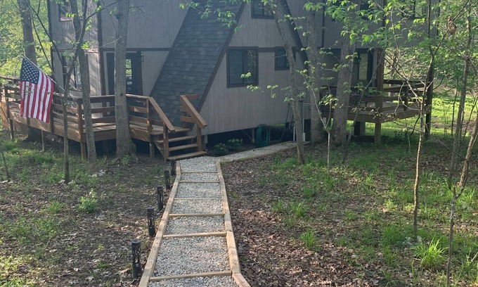 Innsbrook Casa | Stunning Lakeside Retreat at Innsbrook w/ Swing, Canoe and 3 Kayaks