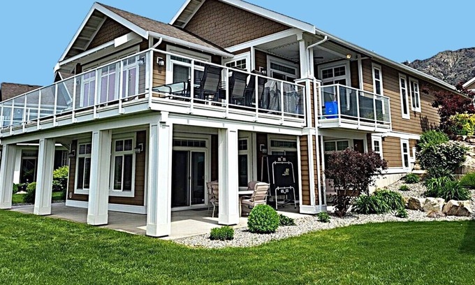 Okanagan-Similkameen Casa | 🏡 Stunning Lakeview Home | 2 Kitchens | 4BR/4BA | Family-Friendly 🎉
