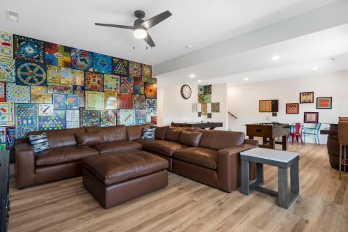Hollister Casa | Stunning Lakeviews, Private Hot tub, Free SDC Tickets, Foosball, Arcade, Air Hockey!