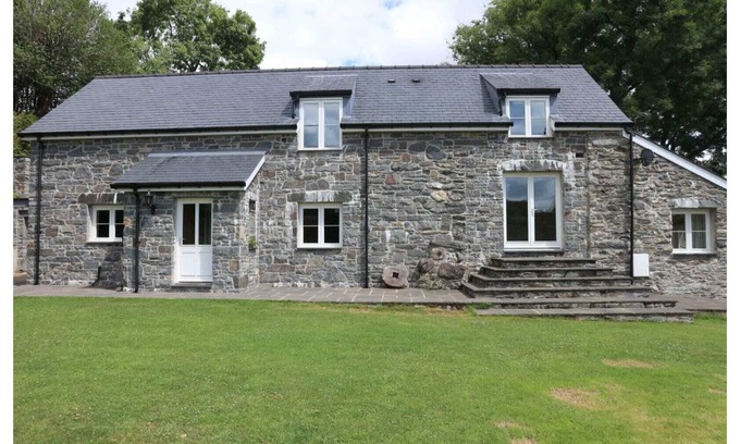 Betws Gwerfil Goch Casa | Stunning large barn conversion in Betws Gwerfil Goch -Ty Cerrig Barn